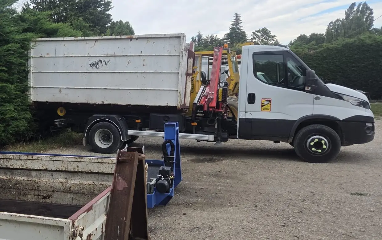 Camion ampliroll 7,5 tonnes de l’Entreprise Perrin avec sa benne et sa grue