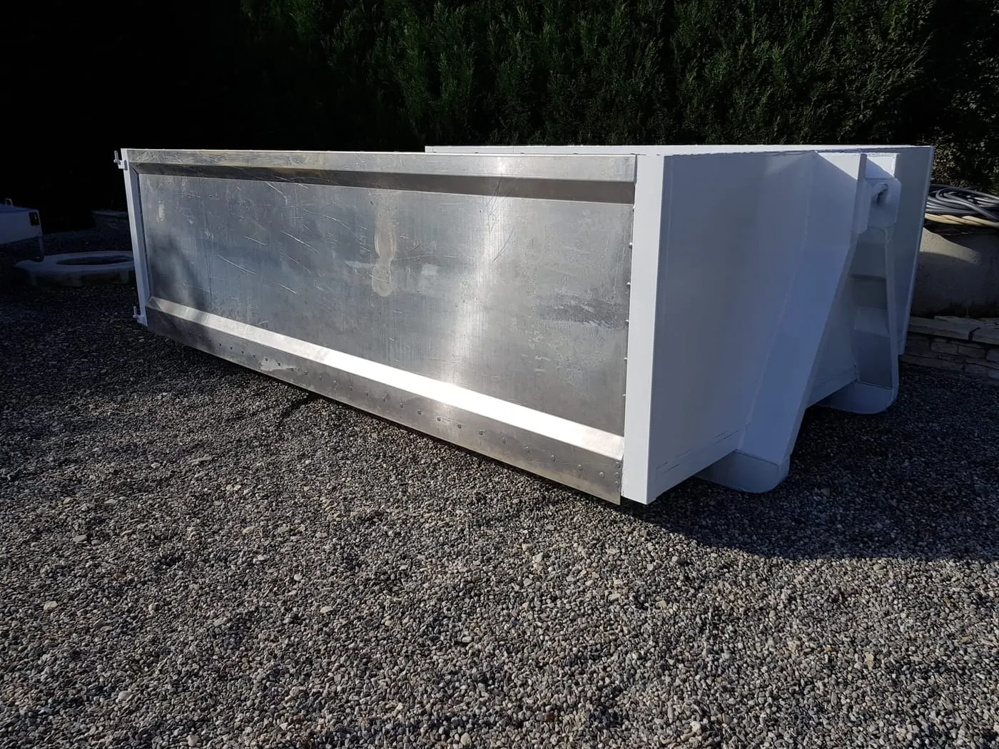 Benne ampliroll de l’Entreprise Perrin, flancs aluminium, prête à être livrée